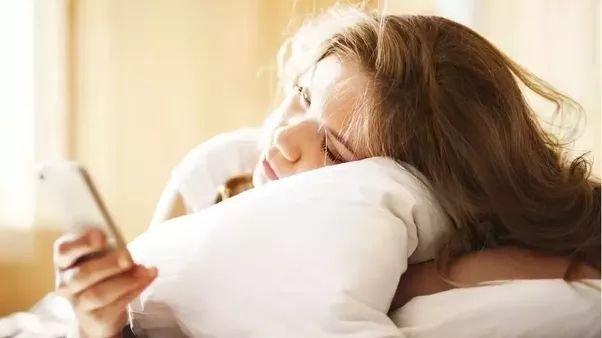 ilustrasi kebiasaan bermain gadget, menjauhkan gadget 30 menit sebelum tidur adalah salah satu kebiasaan baik untuk meningkatkan kualitas tidur