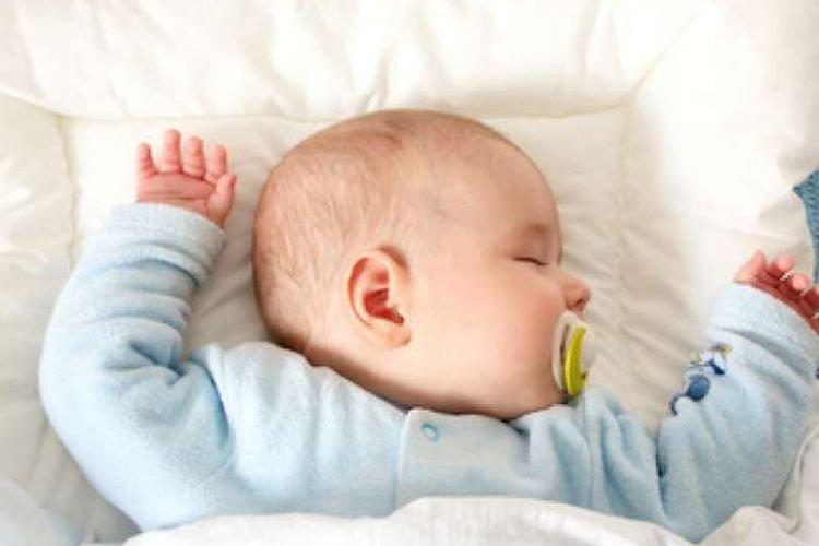 ilustrasi penggunaan bantal bayi