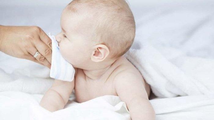 ilustrasi bayi yang mengalami flu dan batuk