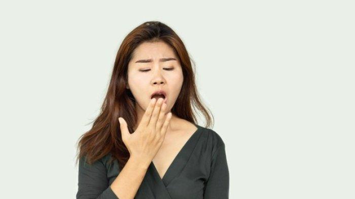 Ilustrasi seseorang yang mengalami masalah bau mulut, berikut cara mudah untuk mengatasinya