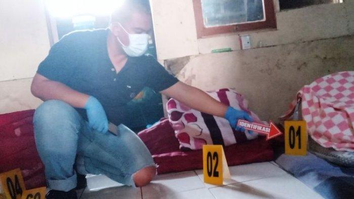 Personel dari INAFIS Polres Cianjur, Jawa Barat saat melakukan olah TKP di rumah orangtua bayi yang hilang saat tidur di rumah tersebut, Minggu (12/11/2023).