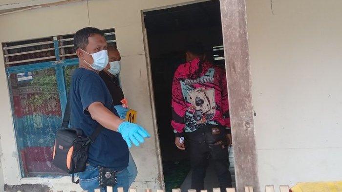 Sejumlah personel INAFIS Polres CIanjur, Jawa Barat melakukan olah TKP di lokasi bayi hilang saat tidur di rumah disamping orangtuanya, Minggu (12/11/2023).