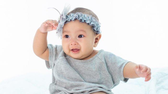 Ilustrasi bayi menggunakan aksesoris bando, berikut hal yang harus dipertimbangkan