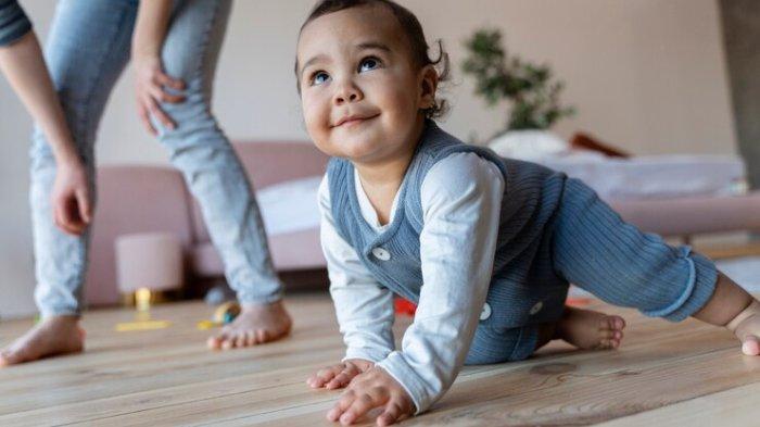 Ilustrasi bayi merangkak, berikut ini beberapa cara menstimulasi bayi agar merangkak dengan lincah