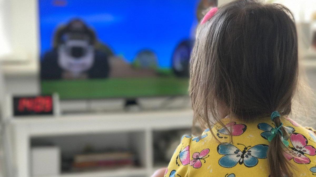 bayi nonton televisi 1