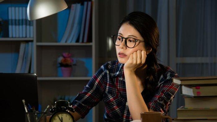 ilustrasi seseorang yang sering begadang, dapat menyebabkan kulit tidak sehat