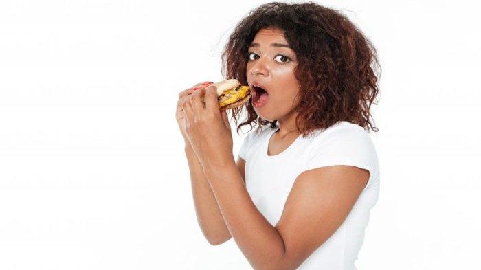 Ilustrasi berat badan bertambah akibat makan setiap waktu