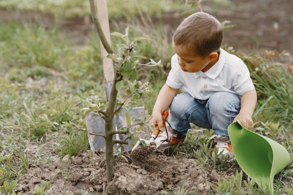 ilustrasi anak yang melakukan aktivitas berkebun