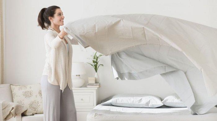 Ilustrasi membersihkan tempat tidur, begini cara membuat tempat tidur tidak mudah kotor dan berdebu