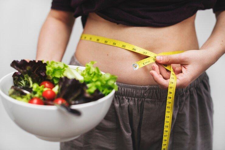 ilustrasi seseorang yang mengonsumsi salad sayur, makanan pengganti nasi untuk menurunkan berat badan