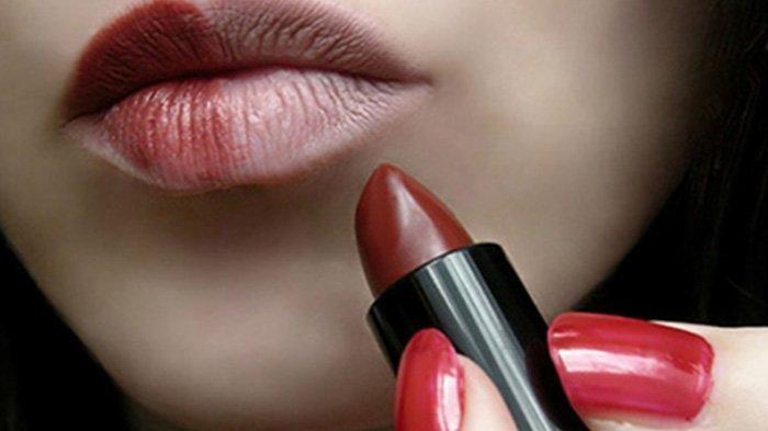 Ilustrasi kosmetik yang mengandung bahan penyebab warna bibir menghitam