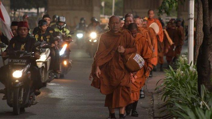 Ilustrasi - Waisak - Puluhan biksu lintas negara yang berjalan kaki dari Thailand dan melintas di Kota Bekasi, Jumat (12/5/2023). Tujuan akhir dari perjalanan itu adalah Candi Borobudur untuk merayakan Hari Raya Waisak di tanggal 4 Juni mendatang.
