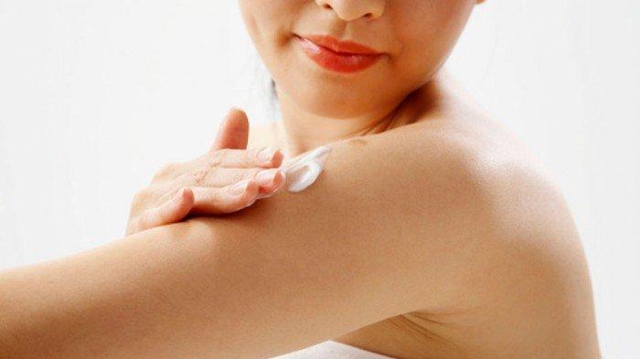 ilustrasi penggunaan body lotion untuk menjaga kesehatan kulit