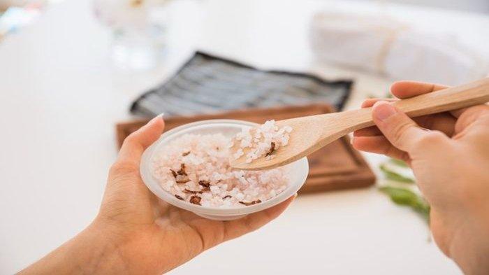 Ilustrasi scrub dengan gula, bahan alami untuk menghilangkan stretch mark