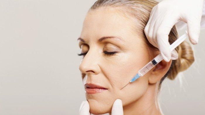ilustrasi seseorang yang melakukan treatment botox dan filler untuk mengatasi permasalahan kerutan di wajah