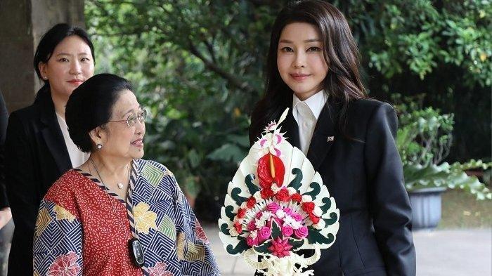 Presiden ke-5 RI Megawati Soekarnoputri menyambut kedatangan Ibu Negara Korea Selatan (Korsel) Kim Keon Hee di Istana Batu Tulis, Bogor, pada Kamis (7/9/2023)