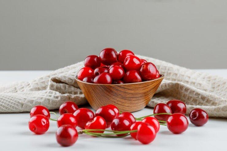 ilustrasi buah ceri, salah satu makanan untuk menurunkan kadar asam urat