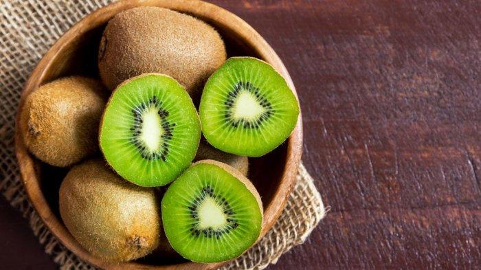 Ilustrasi buah kiwi, konsumsi dua buah kiwi per hari dapat menggantikan kebutuhan suplemen vitamin C