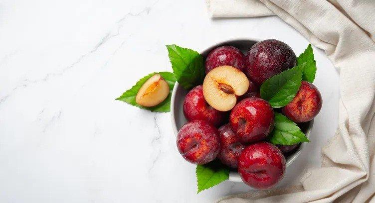 ilustrasi buah plum yang menawarkan manfaat kesehatan