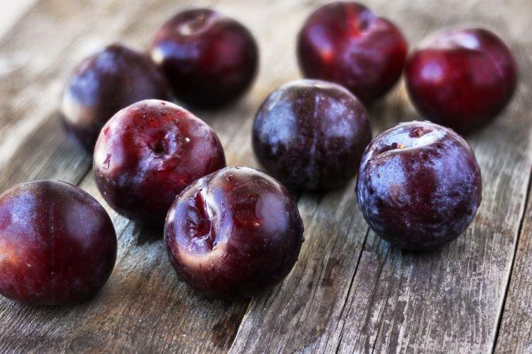 Ilustrasi buah plum, makanan berwarna ungu yang memberikan banyak manfaat