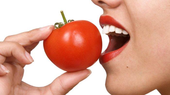 ilustrasi konsumsi buah tomat