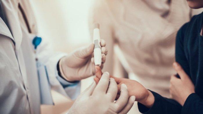 Ilustrasi cek gula darah penderita diabetes