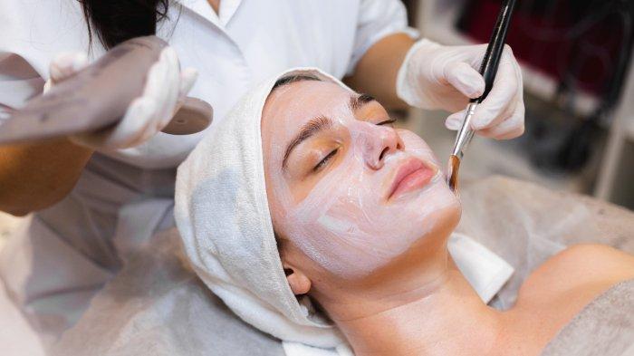 Ilustrasi chemical peeling, salah satu treatment untuk atasi kulit kusam