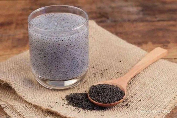 ilustrasi air rendaman chia seed yang menyimpan manfaat untuk kesehatan pencernaan
