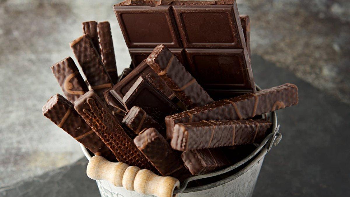 ilustrasi cokelat hitam, makanan untuk membantu mengelola stres