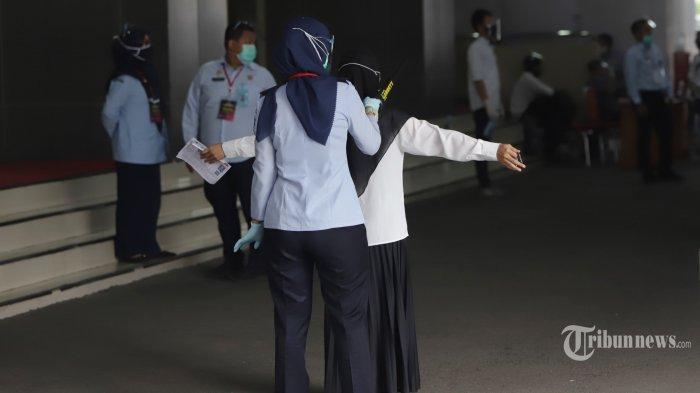 Petugas melakukan pemeriksaan kepada peserta seleksi kompetensi bidang (SKB) CPNS Kemenkumham di kantor Badan Kepegawaian Negara, Jakarta, Rabu (2/9/2020). - Tahun ini, Kementerian Hukum dan HAM (Kemenkumham) akan menggelar seleksi CPNS dan PPPK tahun 2023. Jumlah formasinya adalah 1.015 CPNS dan 1.563 PPPK.