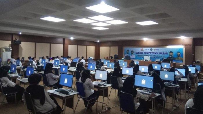 Peserta tes SKD CPNS mengikuti ujian di Aula Kantor Bupati Nagan Raya, 8 Oktober 2021.