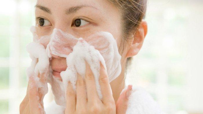 ilustrasi cuci muka dengan pembersih wajah gantle, salah satu cara merawat kulit kering