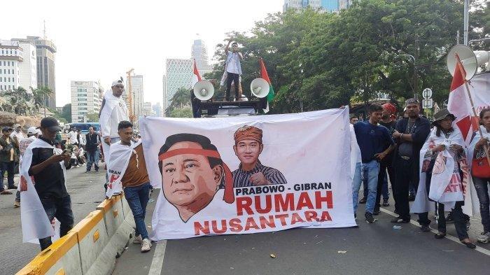 Kelompok massa yang mendukung putusan Mahkamah Konstitusi (MK) meloloskan Gibran menjadi cawapres terus berdatangan ke Patung Kuda, Kecamatan Gambir, Jakarta Pusat, Selasa (7/11/2023). Bahkan mereka mengancam akan mengulang peristiwa 98 menduduki MK jika putusan Gibran bisa menjadi cawapres dibatalkan MKMK.