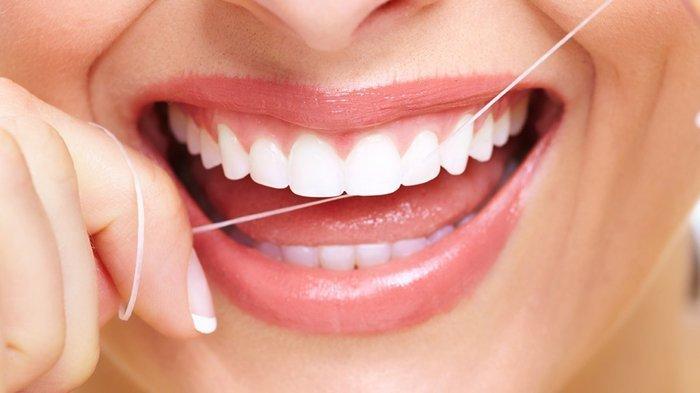 ilustrasi penggunaan dental floss, salah satu cara menjaga kesehatan rongga mulut saat puasa