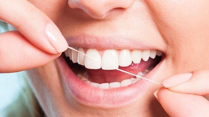 ilustrasi penggunaan dental floss