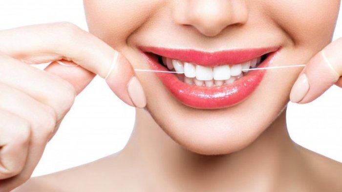 ilustrasi penggunaan dental floss untuk membersihkan sisa makanan di sela-sela gigi