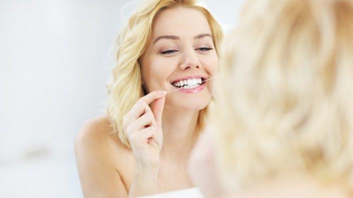 ilustrasi membersihkan sela gigi menggunakan dental floss