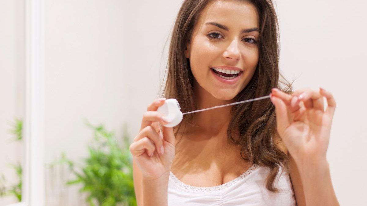 ilustrasi dental floss, benang gigi yang digunakan untuk membersihkan sela-sela gigi dari sisa makanan