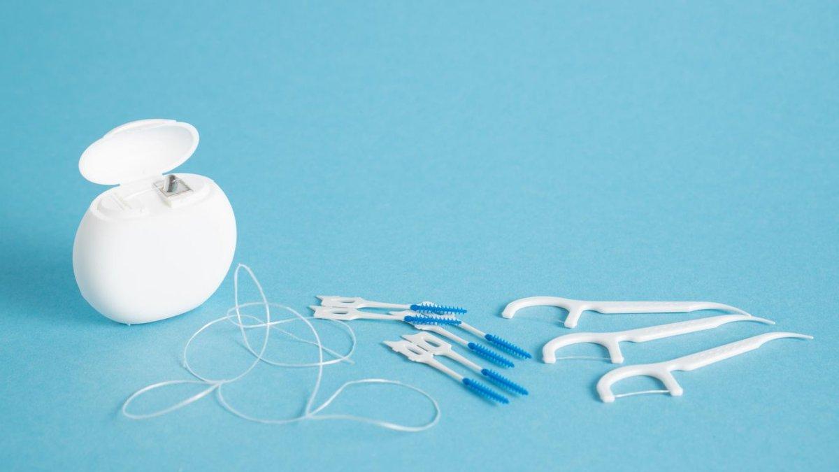 ilustrasi dental floss