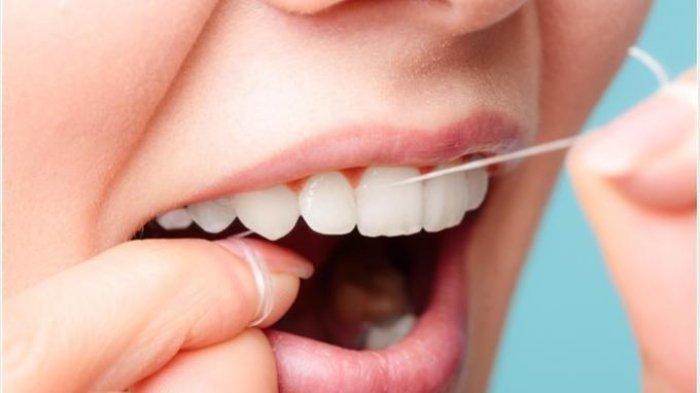 ilustrasi penggunaan dental floss, berikut waktu terbaik untuk menggunakan dental floss