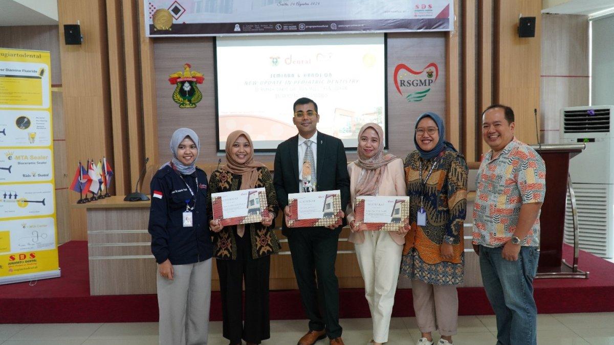 Penyerahan sertifikat pada narasumber New Update in Pediatric Dentistry