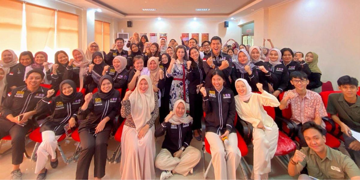 PPDGS FKG Unhas gelar kuliah tamu dan menghadrikan pemateri, Sanaa Aljamani, BDS., MFDS., MENDO., DDSC dari Yordania. 