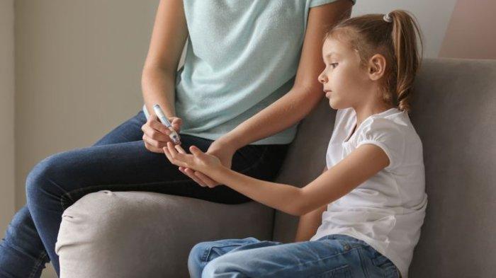 ilustrasi anak yang sedang melakukan cek kadar gula darah
