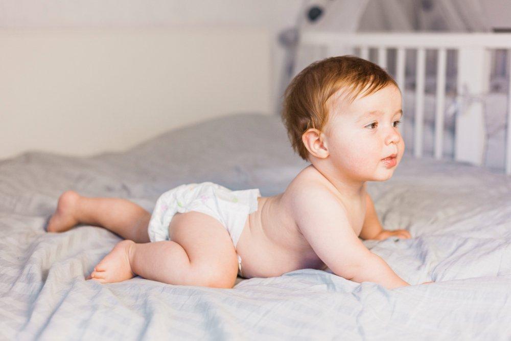 ilustrasi bayi menggunakan diapers