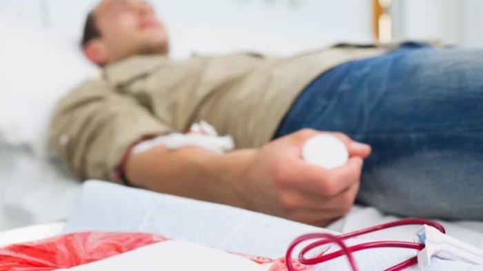 ilustrasi seseorang yang melakukan donor darah, berikut manfaat baik dari donor darah untuk kesehatan tubuh