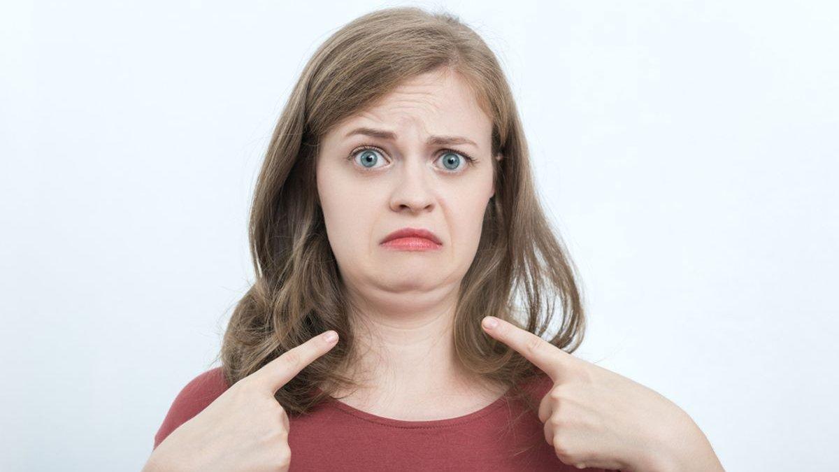 ilustrasi seseorang yang merasa kurang percaya diri dengan adanya double chin