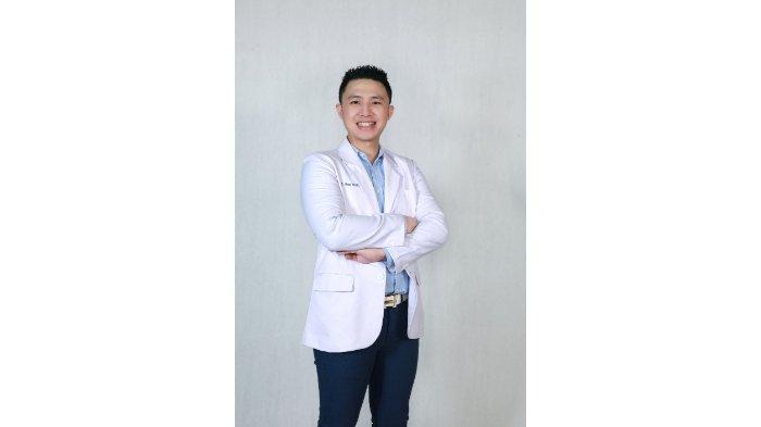 dr. Hans Natanael Sp.A, BCCS, CIMI, CBATR, C.HydroT yang merupakan Dokter Spesialis Anak yang aktif menjadi narasumber Tribun Health.