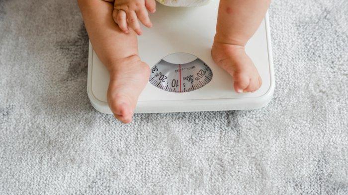 Ilustrasi memantau berat badan anak, salah satu cara untuk memantau tumbuh kembang anak