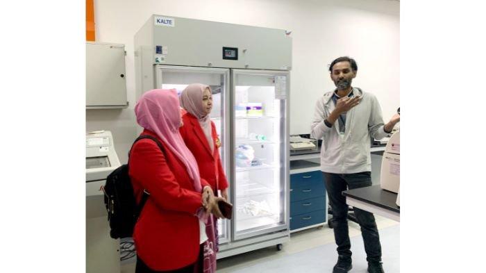 Delegasi RSGMP dan FKG Unhas melakukan kunjungan langsung ke berbagai fasilitas laboratorium dan rumah sakit di Fakulti Pergigian Universiti Malaya