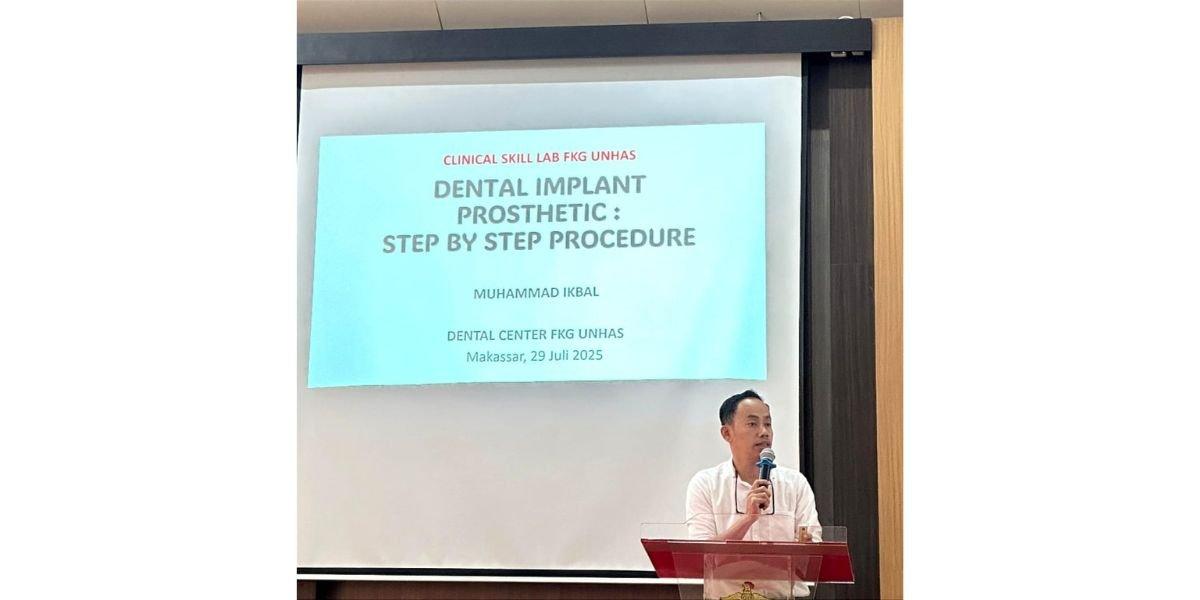 Muhammad Ikbal, drg., Ph.D., Sp.Pros., Subsp.PKIKG(K). menyampaikan materi Dental Implant Prosthetic: Step by Step Procedure”